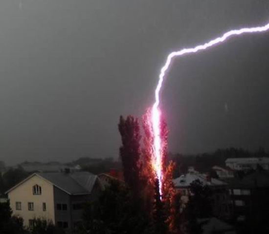 Невероятные истории про удары молнией