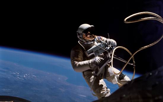 Почему на снимках с космоса не видны звезды?