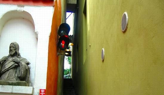 Зачем на самой узкой улице Праги установлен светофор?