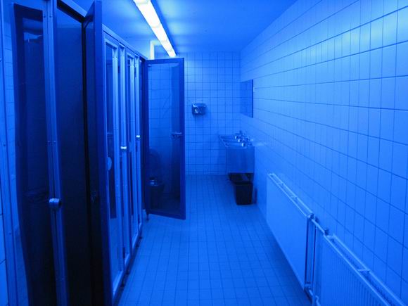Туалеты в клубах освещены синим светом для того, чтобы наркоманы не могли разглядеть вены