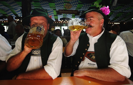 Причина частого желания посетить туалет в процессе употребления пива заключается в гормонах