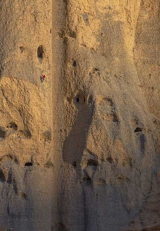  Археологи, рискуя жизнью, пытаются разгадать тайну пещерного города в Непале