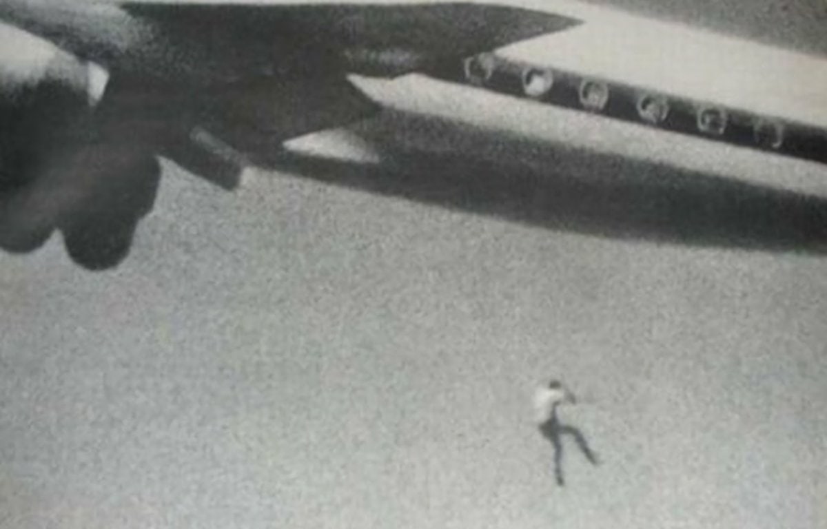 Падение Кита Сапсфорда из ниши шасси DC–8 Japan Airlines