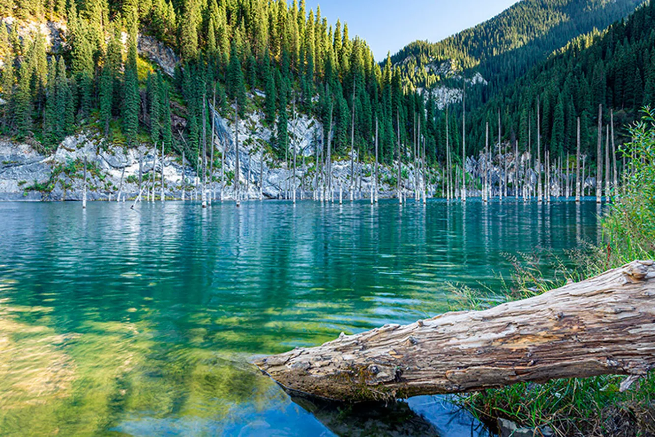 Почему озера не впитываются в землю?